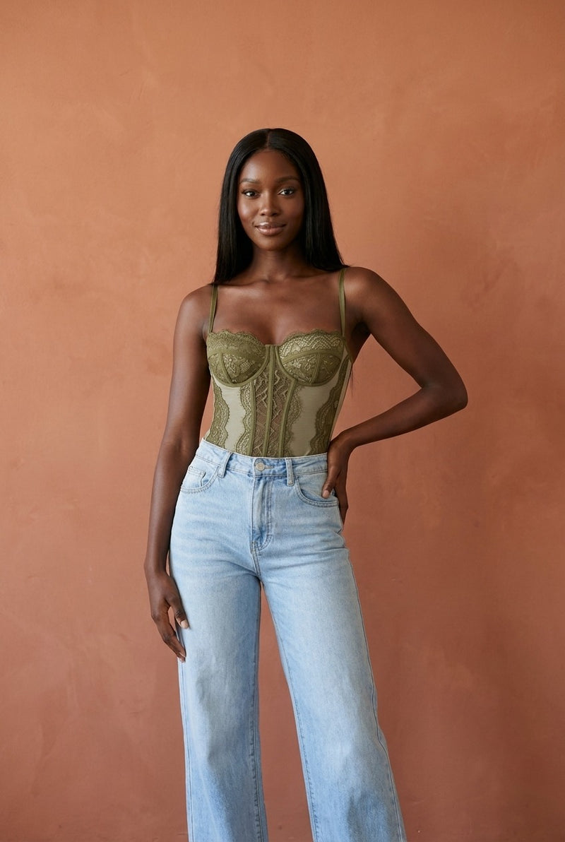 Corset Nueva York encaje verde oliva mujer con vaqueros look noche ONVALERY